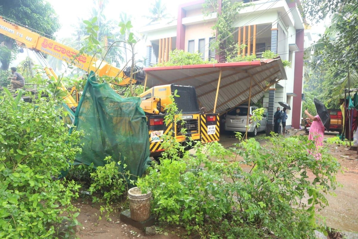 ಕುಂದಾಪುರ: ಮನೆ ಮೇಲೆ ಬಿದ್ದ ಬೃಹತ್ ಅರಳಿಮರ; ಅಪಾರ ಹಾನಿ, ವಾಹನಗಳು ಜಖಂ - News Karnataka