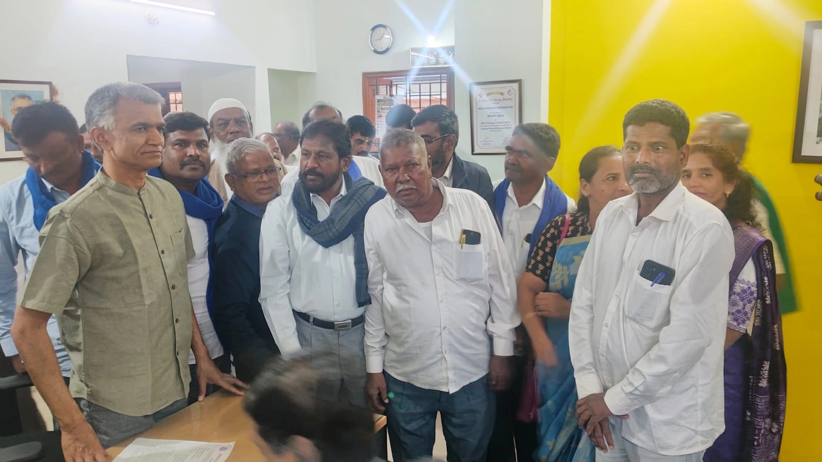 ದಲಿತರಿಗೆ ಸಾಗುವಳಿ ಮತ್ತು ಸ್ಮಶಾನ ಭೂಮಿ ನೀಡುವಂತೆ ಕಂದಾಯ ಸಚಿವರಿಗೆ ದಸಂಸ ಸಂಯೋಜಕ ಮನವಿ - News Karnataka