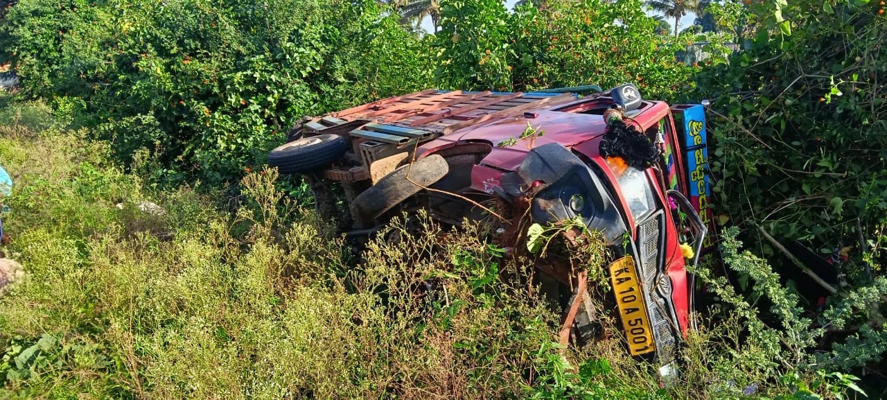 ಗುಂಡ್ಲುಪೇಟೆ : ವಡ್ಡಗೆರೆ ಸಮೀಪ ಗೂಡ್ಸ್ ವಾಹನ ಪಲ್ಟಿ : ಕೂಲಿಗೆ ತೆರಳುತ್ತಿದ್ದ ಮಹಿಳೆಯರಿಗೆ ಗಾಯ - News Karnataka