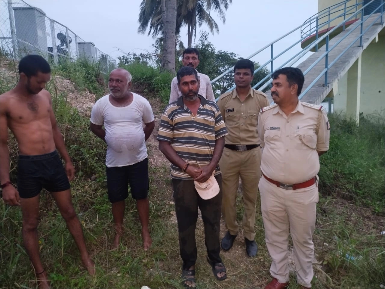 ಮೈಸೂರು: ನದಿಯಲ್ಲಿ ಸಿಲುಕಿದ್ದವರ ರಕ್ಷಣೆಗೆ ಧಾವಿಸಿದ ಪೊಲೀಸ್! - News Karnataka