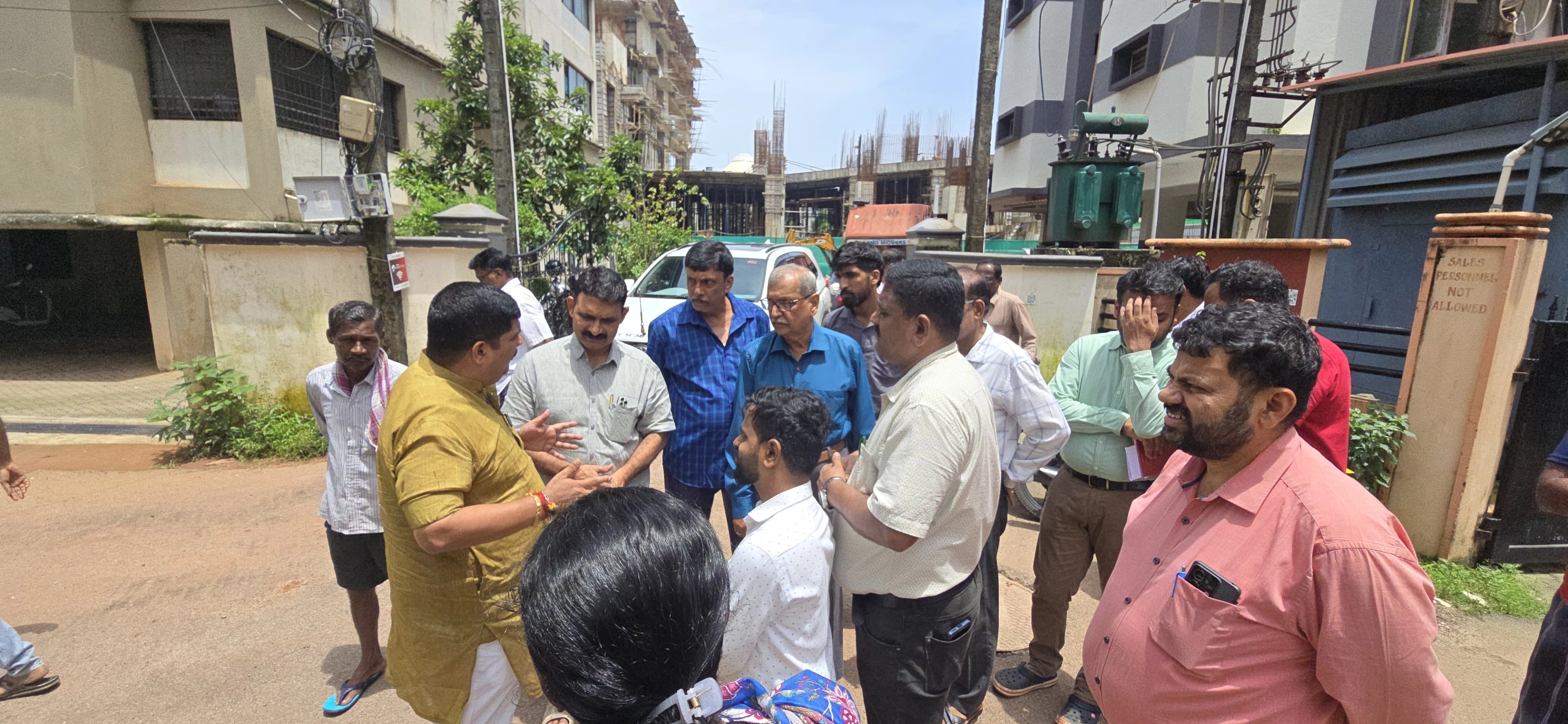 ಭಾರೀ ಮಳೆಯಿಂದ ಪ್ರವಾಹ ಪರಿಸ್ಥಿತಿ ತಲೆದೋರಿದ್ದ ಸ್ಥಳಗಳಿಗೆ ಶಾಸಕ ವೇದವ್ಯಾಸ ಕಾಮತ್ ಅಧಿಕಾರಿಗಳೊಂದಿಗೆ ಭೇಟಿ - News Karnataka