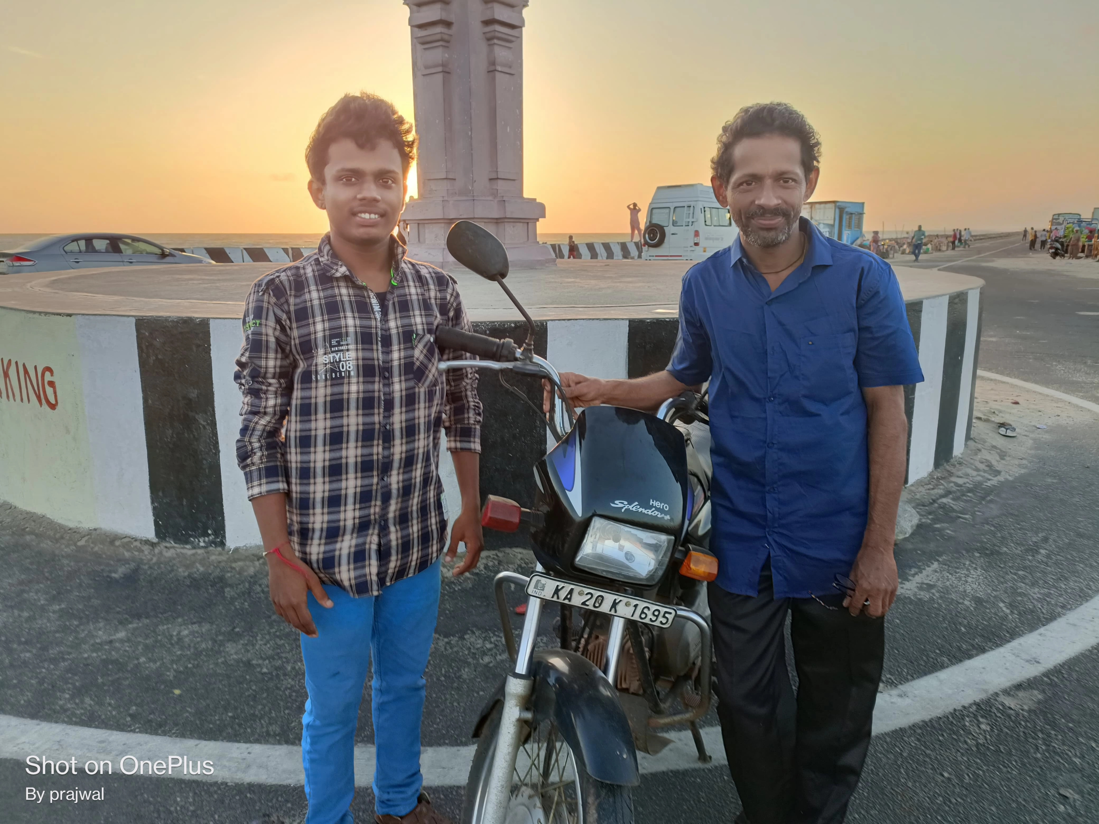 25 ವರ್ಷ ಹಳೆಯ ಸ್ಟೆಂಡರ್ ಬೈಕ್ ನಲ್ಲಿ ದೇಶ ಸಂಚಾರ ಮಾಡಿದ್ದ ತಂದೆ-ಮಗನಿಗೆ 10 ಲಕ್ಷದ ಬೈಕ್ ಗಿಫ್ಟ್ ! - News Karnataka