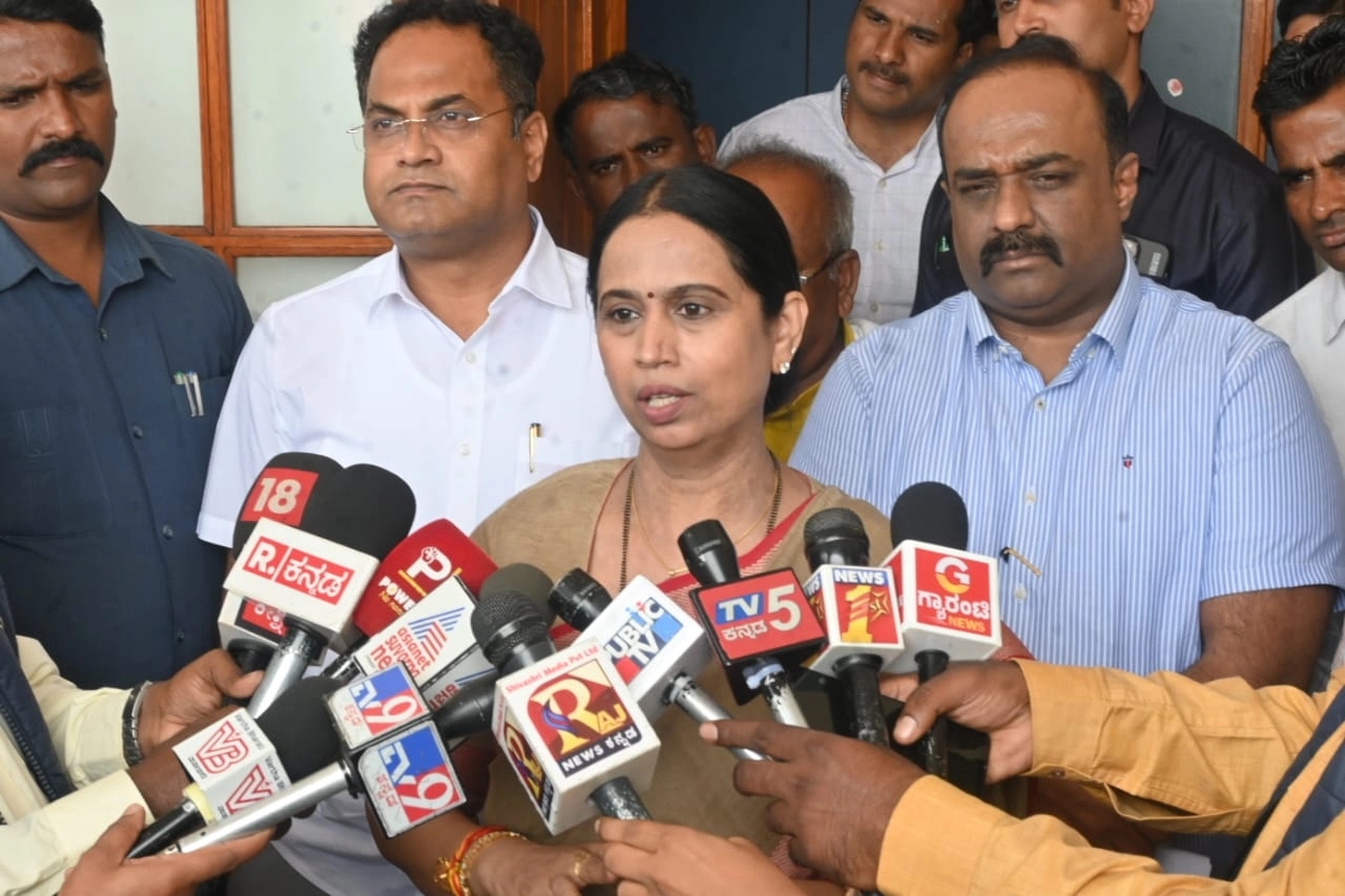 ಮಹಿಳೆಯರನ್ನು ನಿಂದಿಸುವುದೇ ಬಿಜೆಪಿಗರ ಕೆಲಸ: ಎಂಎಲ್ಸಿ ರವಿ ಕುಮಾರ್ ವಿರುದ್ಧ ಸಚಿವೆ ಲಕ್ಷ್ಮೀ ಹೆಬ್ಬಾಳಕರ್ ವಾಗ್ದಾಳಿ - News Karnataka