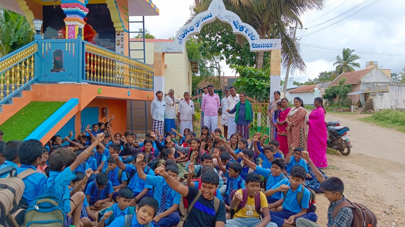 ಶಾಲಾ ತರಗತಿಗಳನ್ನು ಬಹಿಷ್ಕರಿಸಿ, ಪೋಷಕರಿಂದ ದಿಢೀರ್ ಪ್ರತಿಭಟನೆ - News Karnataka