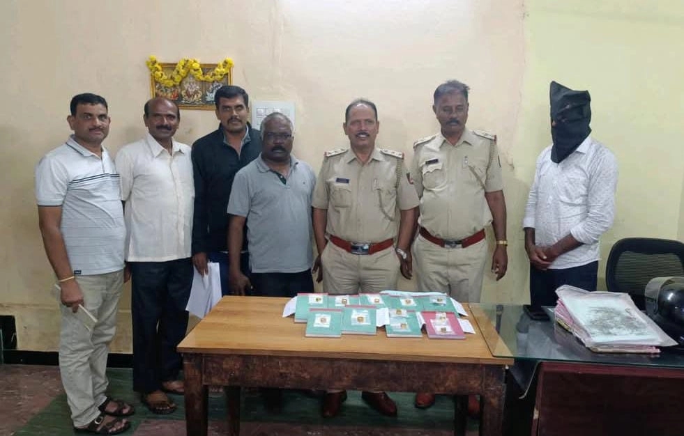 KDM916 ಮುದ್ರೆ ಒತ್ತಿ ನಕಲಿ ಉಂಗುರ ಗಿರವಿ, ಜ್ಯುವೆಲ್ಲರಿ ಶಾಪ್ ಗೆ ವಂಚನೆ ಮಾಡಿದ ಆರೋಪಿ ಅಂದರ್ - News Karnataka