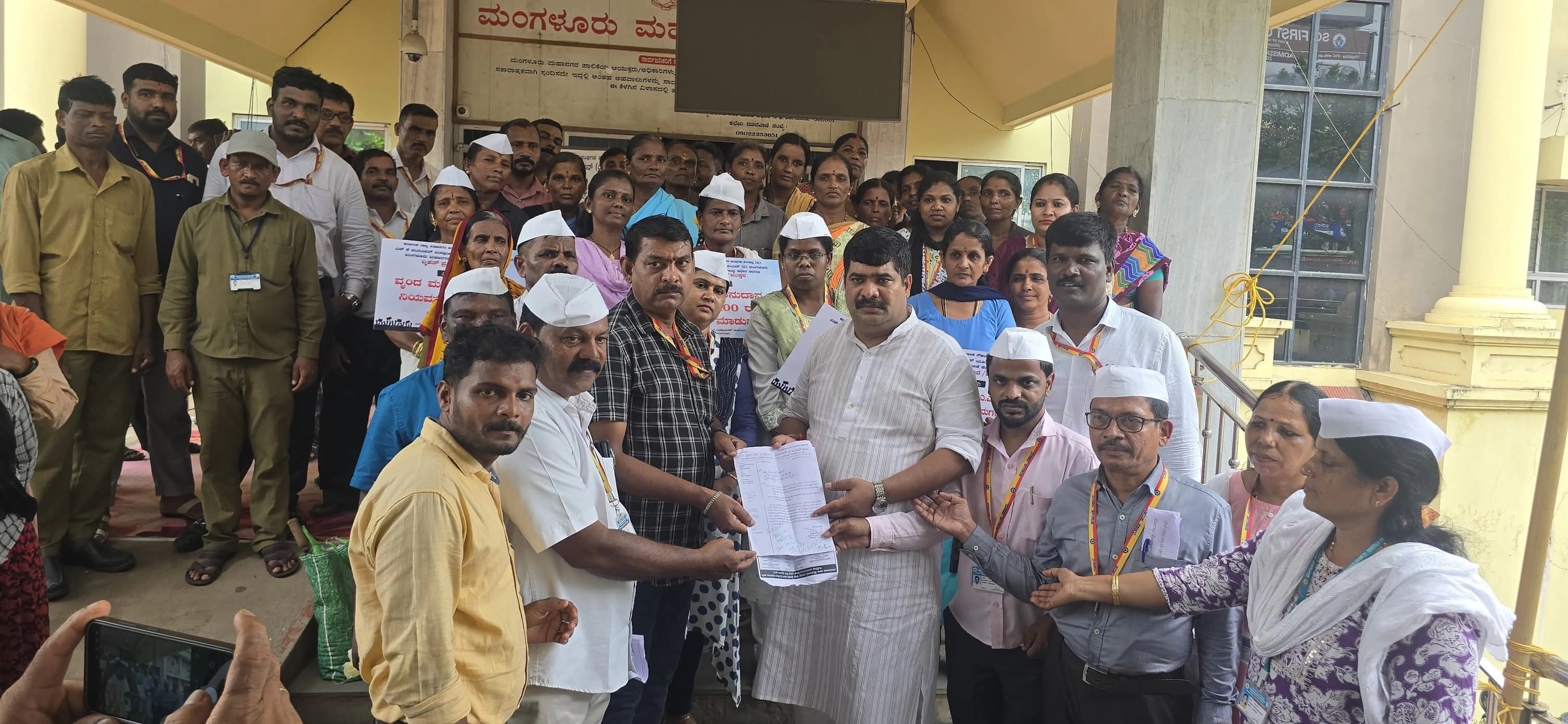 ಎಸ್.ಕೆ ಮುನ್ಸಿಪಲ್ ಎಂಪ್ಲಾಯಿಸ್ ಯೂನಿಯನ್ ನೇತೃತ್ವದಲ್ಲಿ ಪ್ರತಿಭಟನೆ: ಸ್ಥಳಕ್ಕೆ ಶಾಸಕ ವೇದವ್ಯಾಸ ಕಾಮತ್ ಭೇಟಿ - News Karnataka