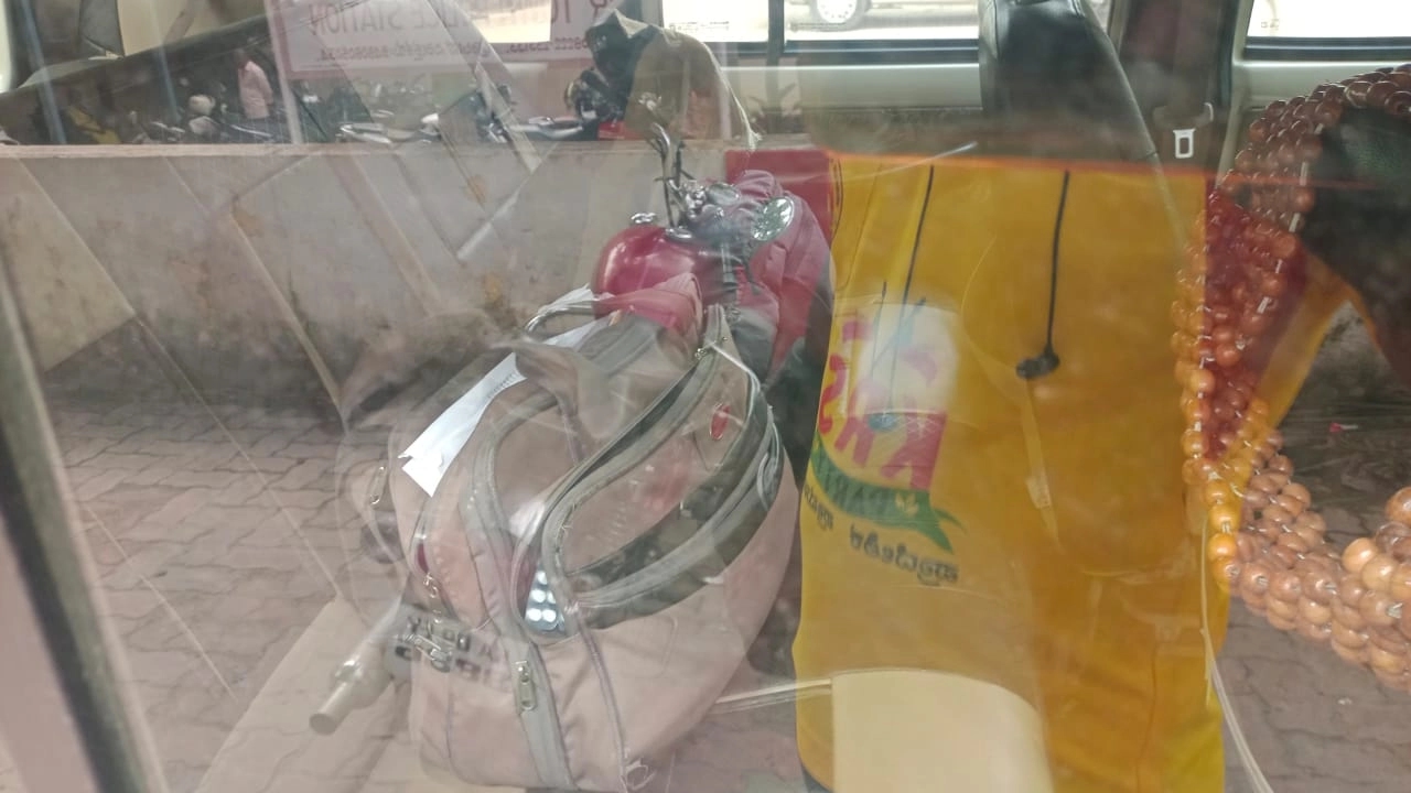 ಸರ್ಕಾರಿ ವಾಹನದಲ್ಲಿ ಮದ್ಯದ ಬಾಟಲಿಗಳು ಪತ್ತೆ! - News Karnataka