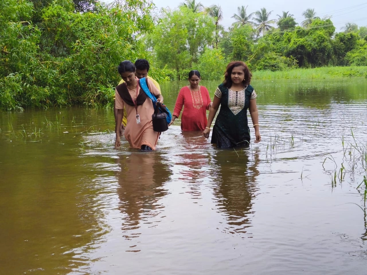 ಎದೆ ಮಟ್ಟದ ನೆರೆಯ ನೀರಿನಲ್ಲೇ ಓಡಾಡುತ್ತಿದ್ದ ಕುಟುಂಬಕ್ಕೆ ತಹಶೀಲ್ದಾರ್ ಭರವಸೆ - News Karnataka