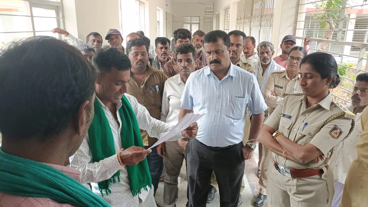ಅಕ್ರಮ ಮದ್ಯ ಮಾರಾಟ ಮಾಹಿತಿ ನೀಡಿದವರ ಹೆಸರು ಬಹಿರಂಗ : ಅಬಕಾರಿ ಇಲಾಖೆ ಕಚೇರಿ ಮುಂಭಾಗ ಪ್ರತಿಭಟನೆ! - News Karnataka