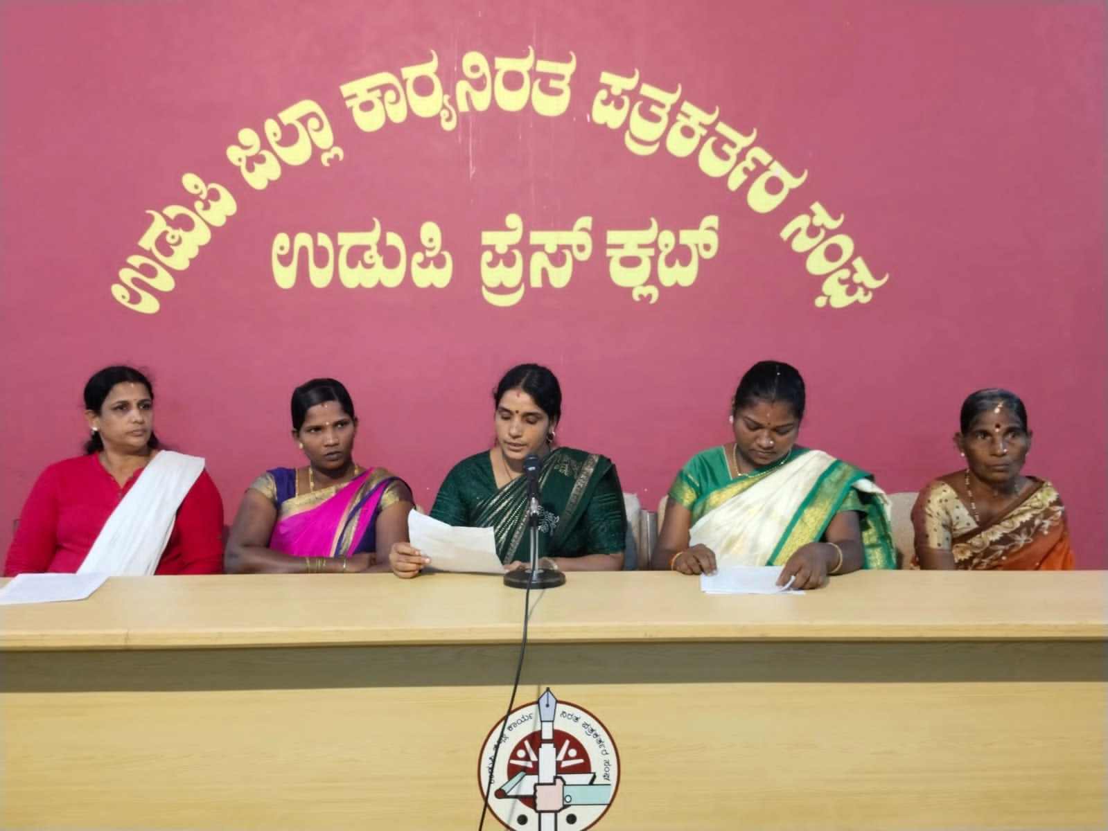 ಲಕ್ಷಾಂತರ ಮೌಲ್ಯದ ಹಣ, ಚಿನ್ನ ಪಡೆದು ವಂಚಿಸಿದ ಮಹಿಳೆ – ನ್ಯಾಯಕ್ಕಾಗಿ ಮಹಿಳೆಯರ ಒತ್ತಾಯ - News Karnataka