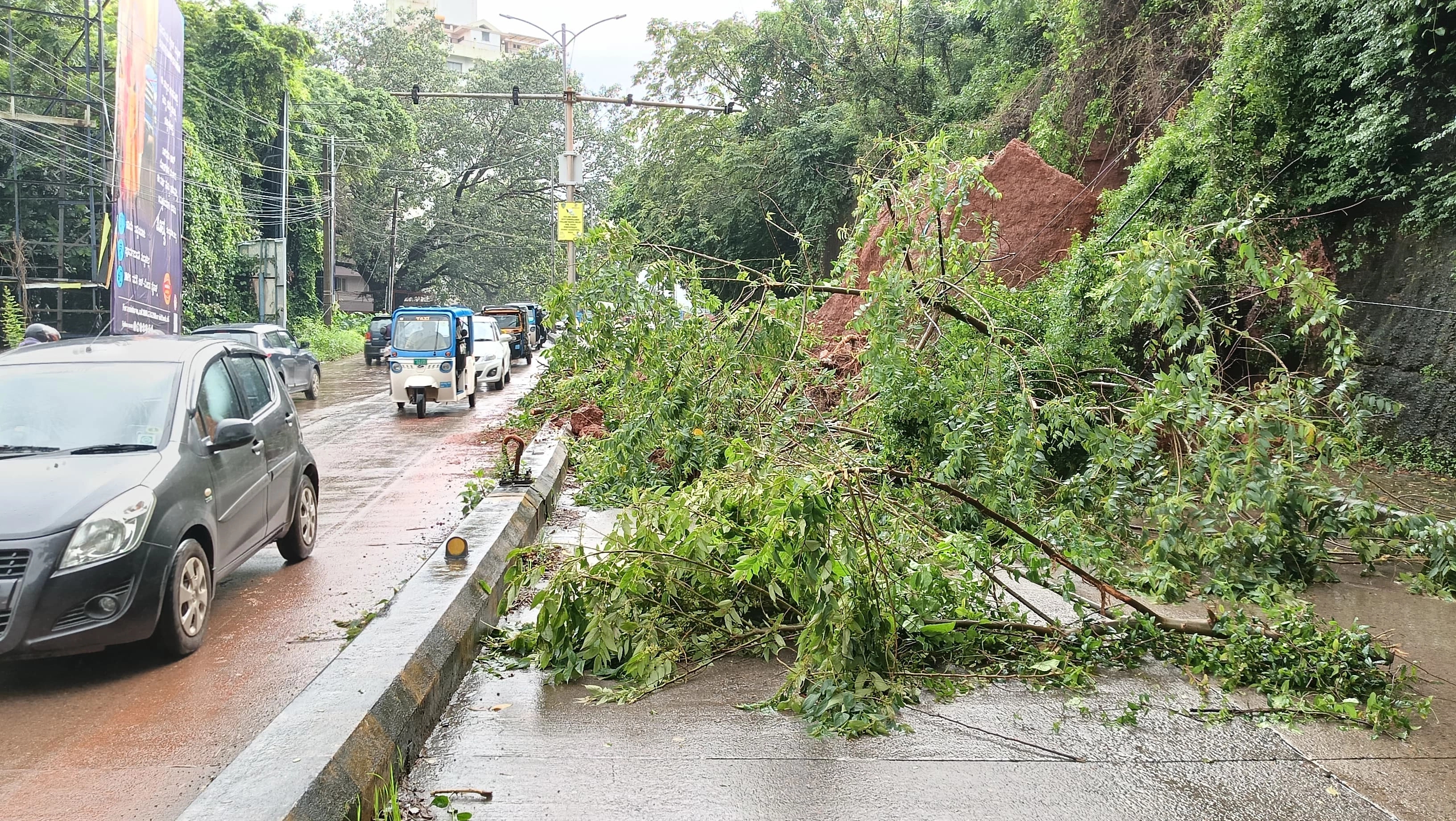 ಸರ್ಕ್ಯೂಟ್ ಹೌಸ್ ಮುಖ್ಯ ರಸ್ತೆಯಲ್ಲಿ ಗುಡ್ಡ ಕುಸಿತ! - News Karnataka