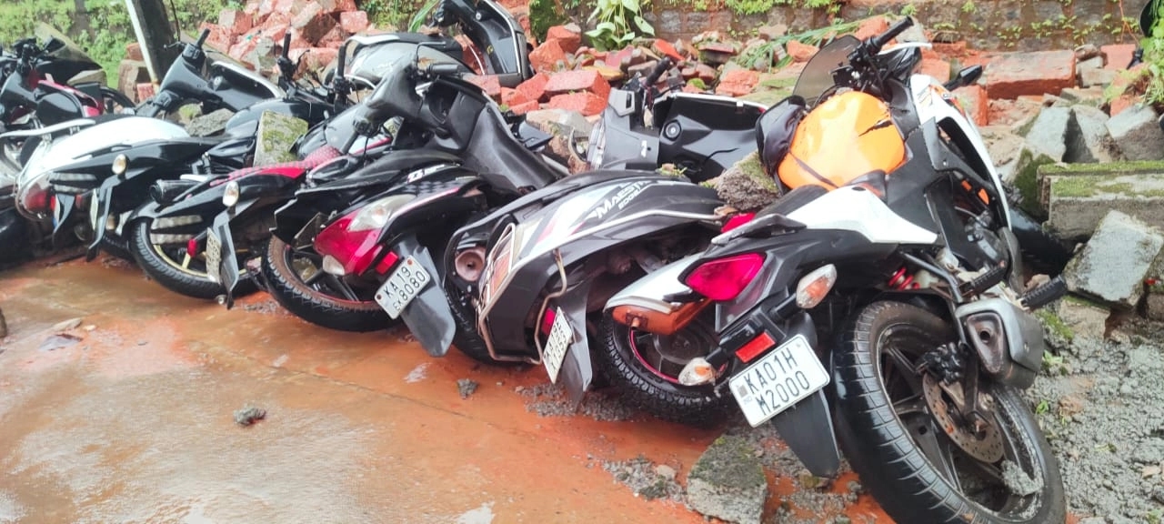ನಿನ್ನೆ ರಾತ್ರಿ ಸುರಿದ ಭಾರಿ ಮಳೆಗೆ ಮೇರಿಹಿಲ್ ಬಳಿ ತಡೆಗೋಡೆ ಕುಸಿತ - News Karnataka