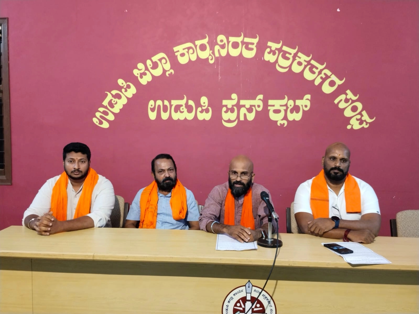 ಕೋಳಿ ಅಂಕದ ಬಗ್ಗೆ ಅವಹೇಳನಕಾರಿ ಹೇಳಿಕೆ ನೀಡಿದ ಕಾಂಗ್ರೆಸ್ ಮುಖಂಡ ಪ್ರಸಾದ್ ಕಾಂಚನ್ ಕ್ಷಮೆಯಾಚಿಸಲಿ - News Karnataka
