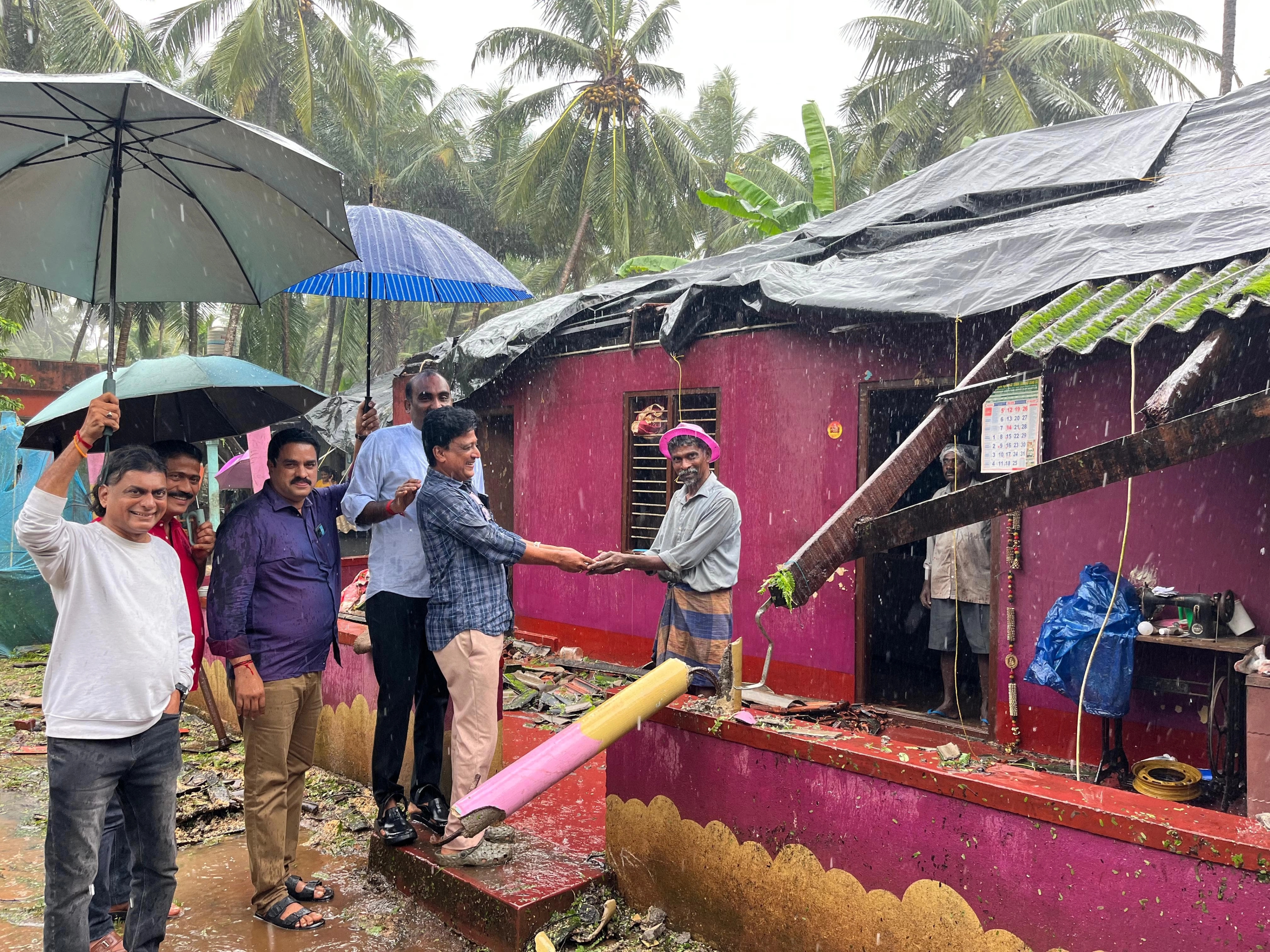 ಉಡುಪಿ: ಭಾರೀ ಗಾಳಿ ಮಳೆಗೆ ಮನೆ ಕುಸಿತ- ಶಾಸಕ ಯಶ್ ಪಾಲ್ ಸುವರ್ಣ ಭೇಟಿ, ಪರಿಶೀಲನೆ - News Karnataka