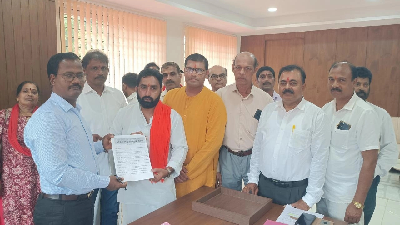 ಹಿಂದೂ ಜನಜಾಗೃತಿ ಸಮಿತಿಯಿಂದ ರಾಷ್ಟ್ರಧ್ವಜದ ಗೌರವ ರಕ್ಷಣೆಗಾಗಿ ಕರೆ – ಪ್ಲಾಸ್ಟಿಕ್ ಧ್ವಜಗಳ ನಿಷೇಧ ಮತ್ತು ಜಾಗೃತಿ ಸಮಿತಿ ಸ್ಥಾಪನೆಗೆ ಆಗ್ರಹ - News Karnataka