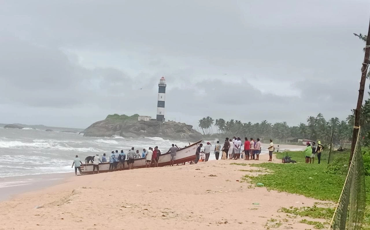 ಕಾಪು: ಮೀನುಗಾರಿಕೆಗೆ ತೆರಳಿದ್ದ ನಾಡದೋಣಿ ಪಲ್ಟಿ; ಏಳು ಮೀನುಗಾರರ ರಕ್ಷಣೆ - News Karnataka