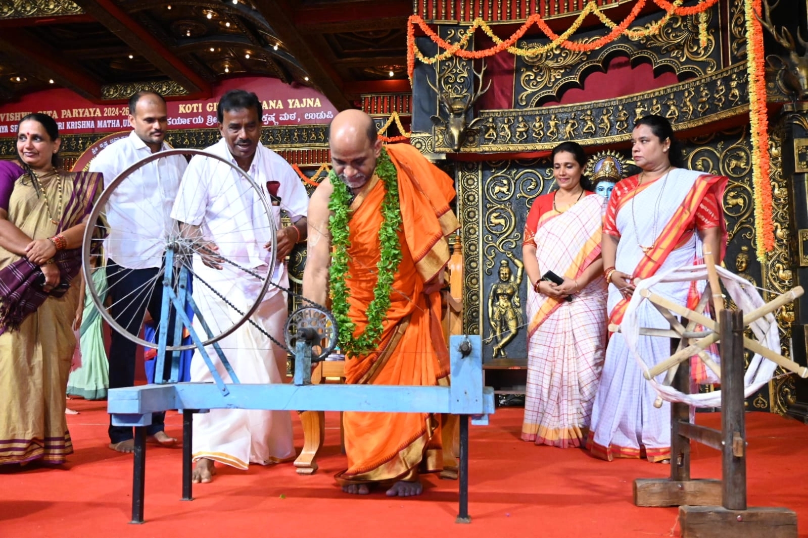 ಕೈಮಗ್ಗದ ಸೀರೆ ಉಟ್ಟ ಸೌಂದರ್ಯ ಸ್ಪರ್ಧೆಗೆ ಪುತ್ತಿಗೆ ಶ್ರೀ ಚಾಲನೆ - News Karnataka