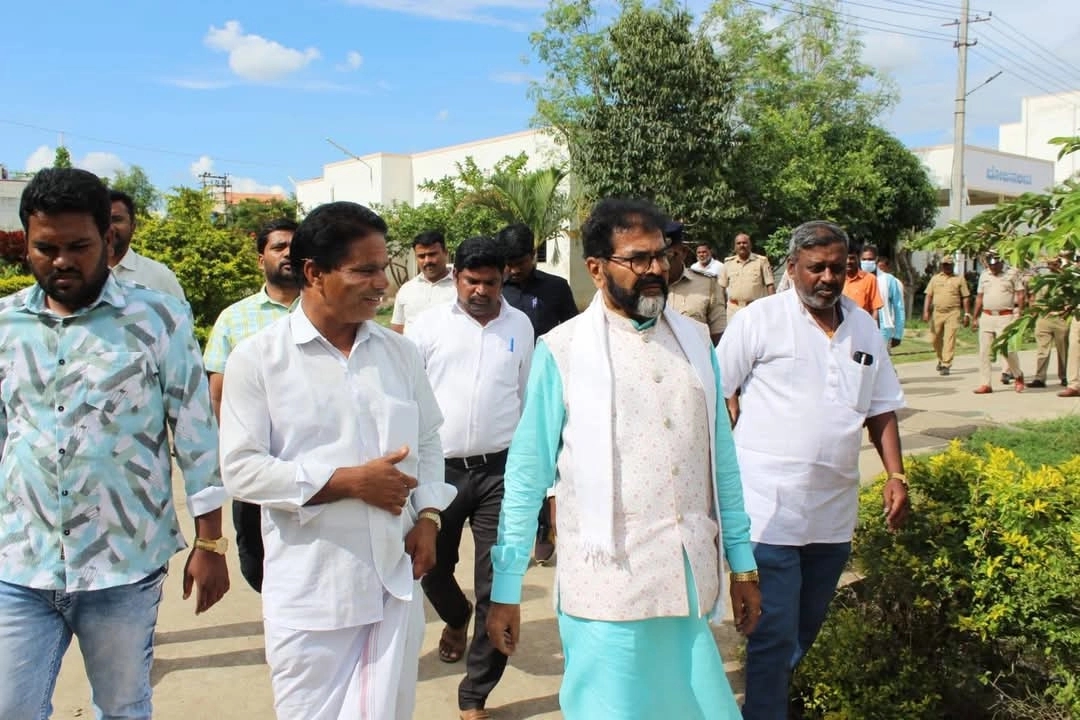 ತಗಡೂರು ಅಟಲ್ ಬಿಹಾರಿ ವಾಜಪೇಯಿ ವಸತಿ ಶಾಲೆಗೆ ಛಲವಾದಿ ನಾರಾಯಣ ಸ್ವಾಮಿ ದಿಢೀರ್ ಭೇಟಿ - News Karnataka