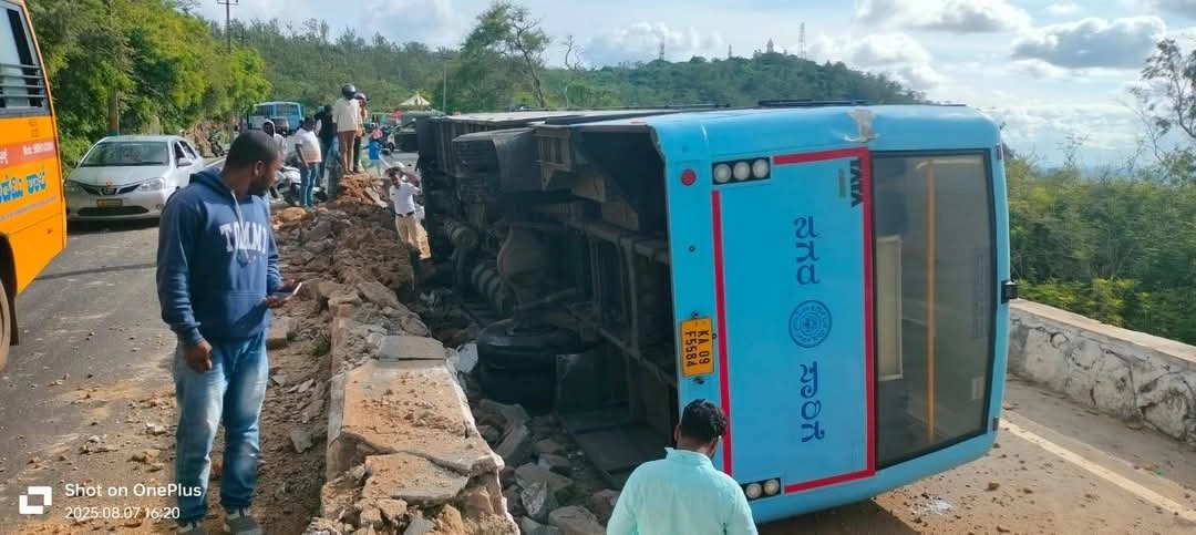 ತಡೆಗೋಡೆಗೆ ಢಿಕ್ಕಿ ಹೊಡೆದು ಉರುಳಿಬಿದ್ದ ಸಾರಿಗೆ ಬಸ್! - News Karnataka