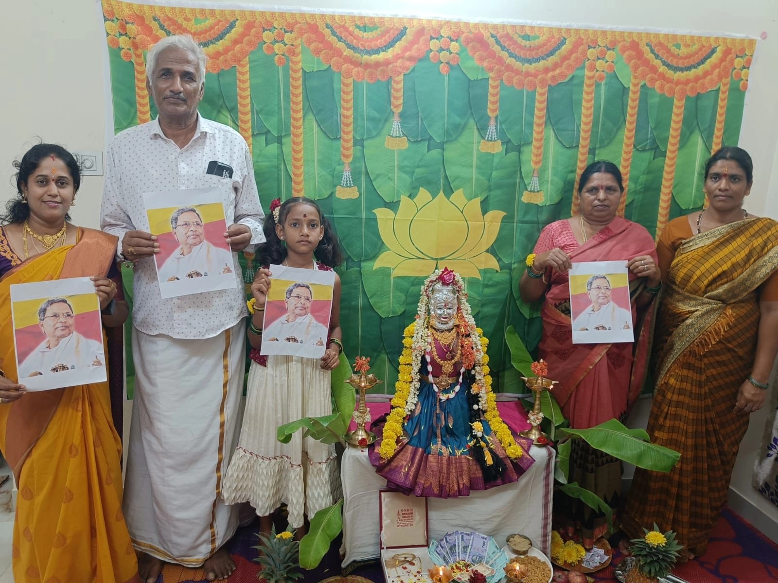ಗೃಹಲಕ್ಷ್ಮಿ ಹಣದಲ್ಲಿ ವರ ಮಹಾಲಕ್ಷ್ಮಿ ಹಬ್ಬ ಆಚರಣೆ, ಸಿಎಂ ಸಿದ್ದರಾಮಯ್ಯಗೆ ಒಳಿತಾಗಲೆಂದು ಪೂಜೆ ಸಲ್ಲಿಸಿದ ಮಹಿಳೆ! - News Karnataka