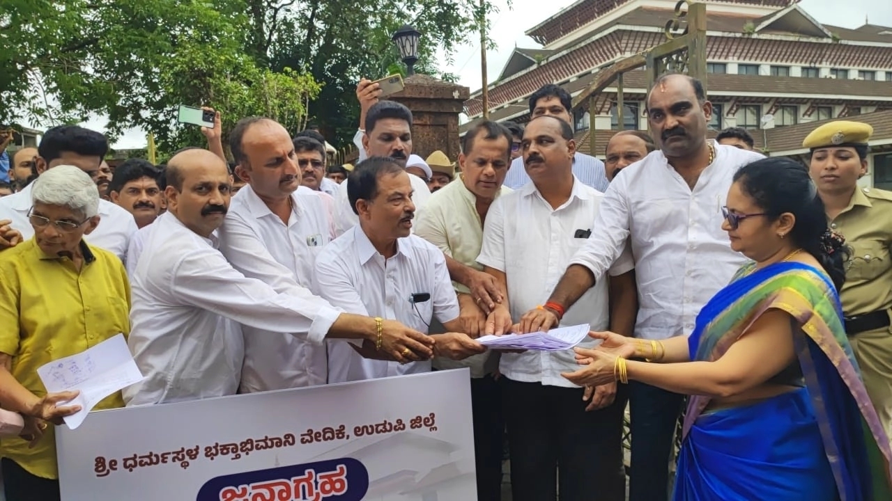 ಶ್ರೀ ಕ್ಷೇತ್ರ ಧರ್ಮಸ್ಥಳದ ಬಗ್ಗೆ ಅಪಪ್ರಚಾರ ಮಾಡುವವರ ವಿರುದ್ಧ ಸೂಕ್ತ ಕ್ರಮಕ್ಕೆ ಒತ್ತಾಯಿಸಿ ಧರಣಿ - News Karnataka