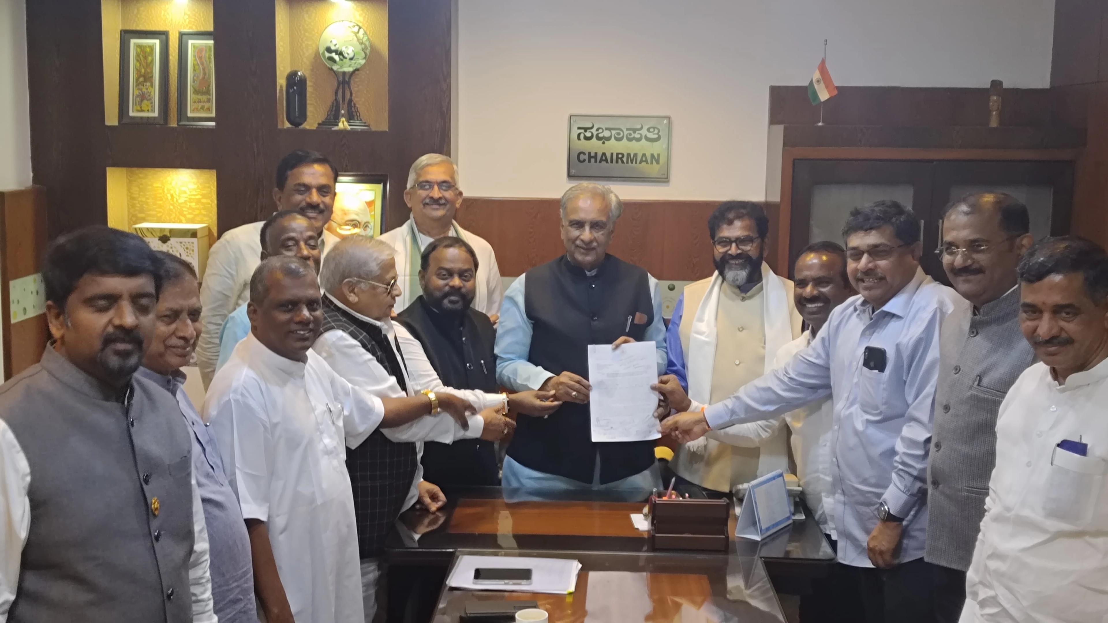 ಕಾಂಗ್ರೆಸ್ ವಿಧಾನ ಪರಿಷತ್ ಸದಸ್ಯ ಐವಾನ್ ಡಿಸೋಜಾ ಅವರನ್ನು ಪರಿಷತ್ ಸ್ಥಾನದಿಂದ ವಜಾಗೊಳಿಸಲು ಬಿಜೆಪಿ-ಜೆಡಿಎಸ್ ಸದಸ್ಯರಿಂದ ಸಭಾಪತಿಗಳಿಗೆ ಒತ್ತಾಯ - News Karnataka