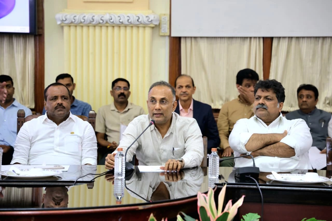 ಕಾನೂನಿನ ಅನ್ವಯ ಕೆಂಪುಕಲ್ಲು ಗಣಿಗಾರಿಕೆಗೆ ಅವಕಾಶ ಕಲ್ಪಿಸಲು ವಿಧಾನ ಸೌಧದಲ್ಲಿ ಉನ್ನತ ಮಟ್ಟದ ಸಭೆ - News Karnataka