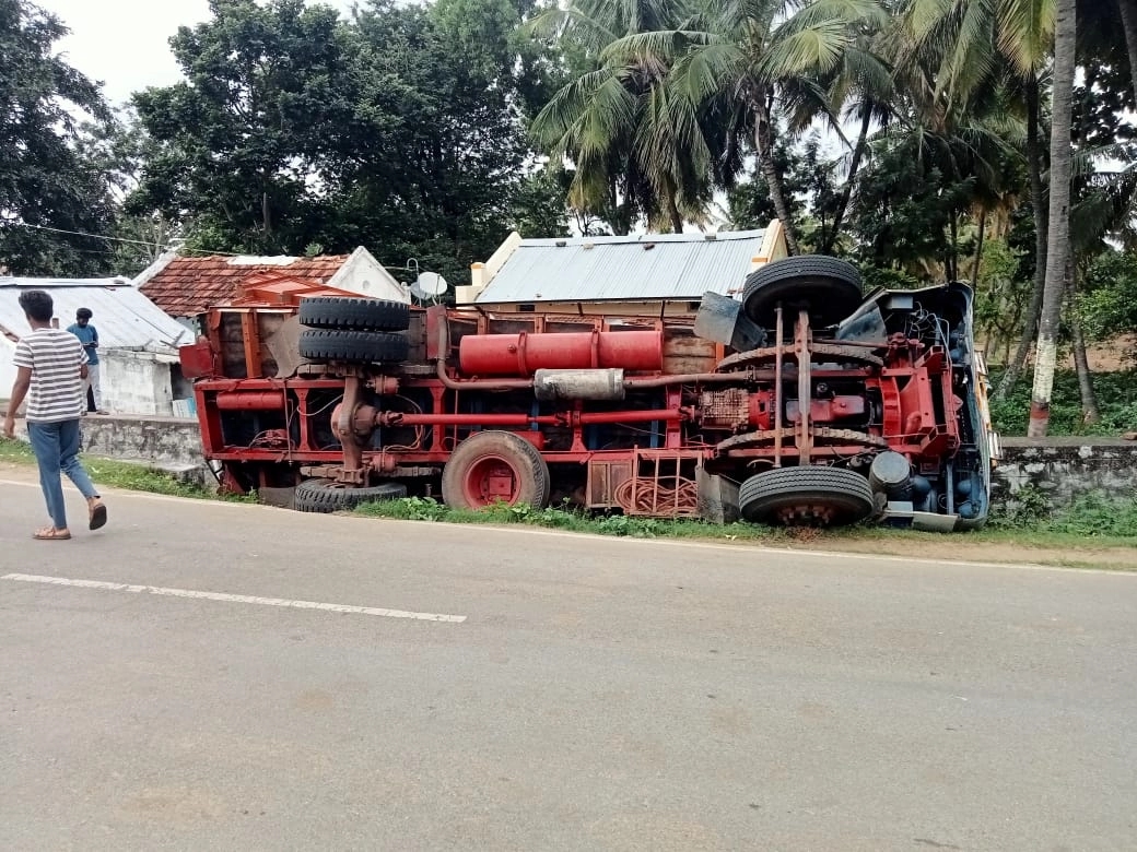 ಗುಮ್ಮಟಾಪುರಂ ಬಳಿ ಉರುಳಿ ಬಿದ್ದ ಕಬ್ಬಿನ ಲಾರಿ : ತಪ್ಪಿದ ಅನಾಹುತ - News Karnataka