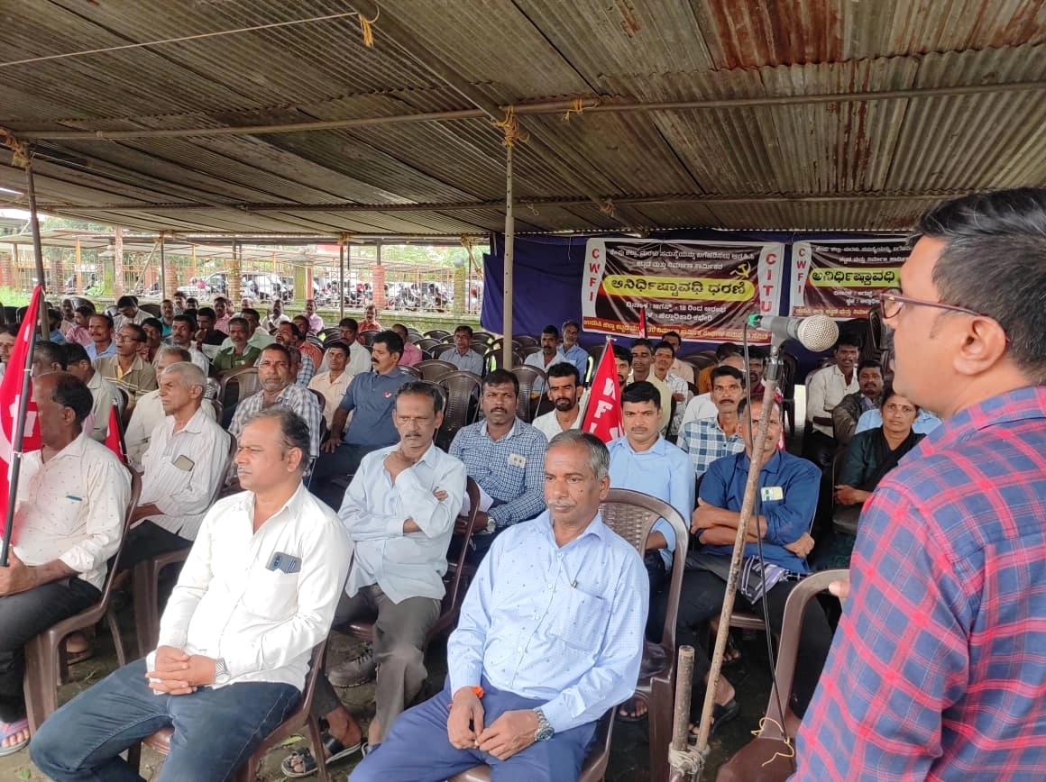ಉಡುಪಿ: ಎರಡನೇ ದಿನಕ್ಕೆ ಕಾಲಿಟ್ಟ ಕಟ್ಟಡ ನಿರ್ಮಾಣ ಕಾರ್ಮಿಕರ ಧರಣಿ - News Karnataka