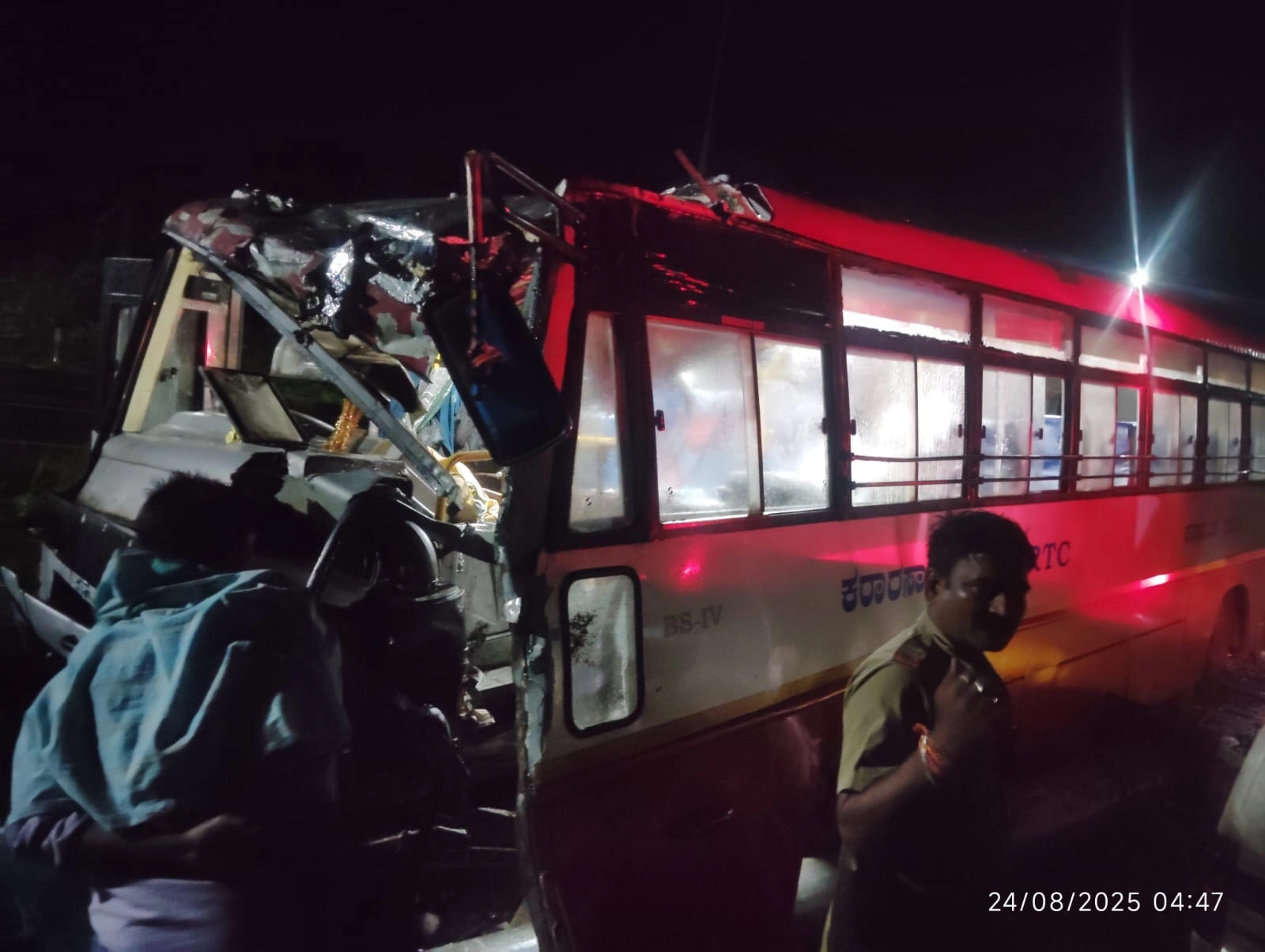 ಕುಂದಾಪುರ: ಸೂಚನಾ ಫಲಕಕ್ಕೆ ಢಿಕ್ಕಿ ಹೊಡೆದ ಕೆಎಸ್ಆರ್ ಟಿಸಿ ಬಸ್: 36 ಮಂದಿಗೆ ಗಾಯ! - News Karnataka