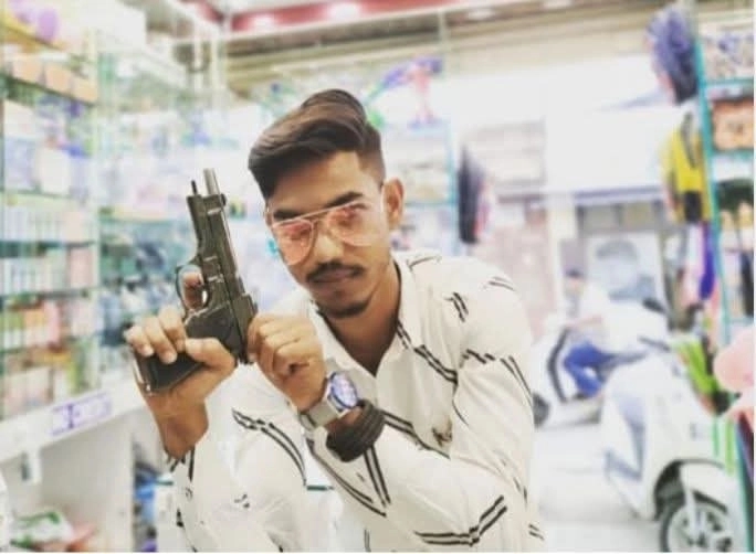ಪಿಸ್ತೂಲ್ ಹಿಡಿದ ಫೋಟೋ ಫೇಸ್ ಬುಕ್ ನಲ್ಲಿ ಅಪ್ ಲೋಡ್, ಯುವಕನ ವಿರುದ್ದ FIR! - News Karnataka
