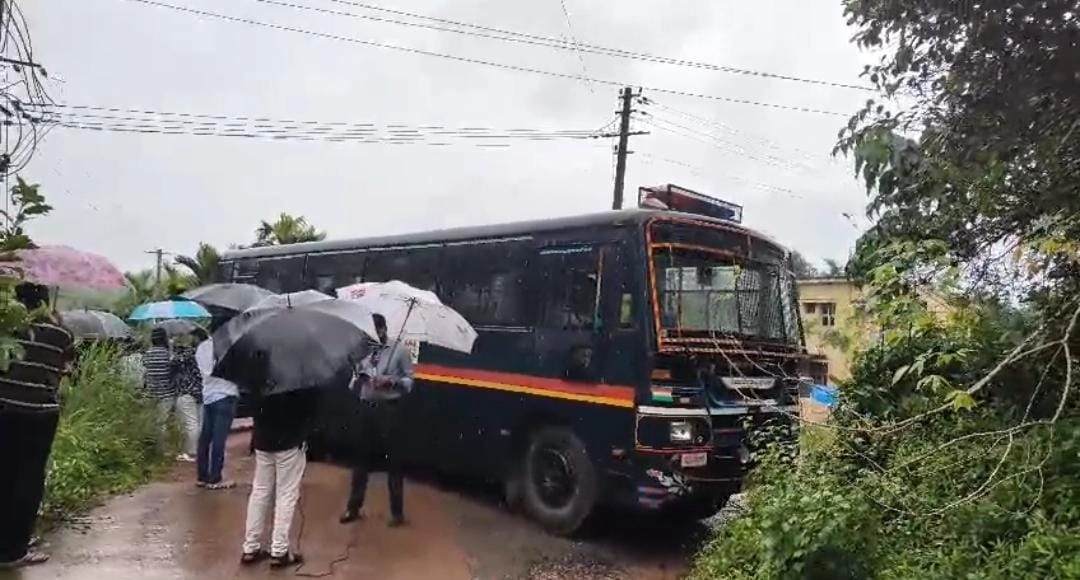 ಧರ್ಮಸ್ಥಳ ಬುರುಡೆ ಪ್ರಕರಣ : ಮಾಸ್ಕ್ ಮ್ಯಾನ್ ಚಿನ್ನಯ್ಯಗೆ ಮಹೇಶ್ ಶೆಟ್ಟಿ ತಿಮರೋಡಿ ಆಶ್ರಯ ನೀಡಿದ ಆರೋಪ : ಬೆಳ್ಳಂಬೆಳಗ್ಗೆ ಮನೆ ಮೇಲೆ ಎಸ್ ಐ ಟಿ ದಾಳಿ - News Karnataka