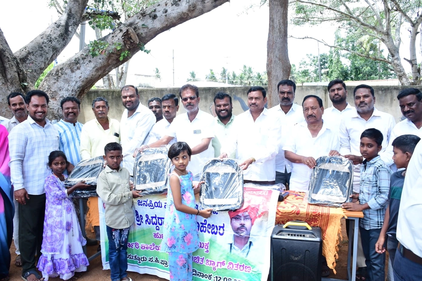 ಸರ್ಕಾರಿ ಶಾಲಾ ಮಕ್ಕಳಿಗೆ ಬ್ಯಾಗ್ ಮತ್ತು ಕಲಿಕಾ ಸಾಮಗ್ರಿಗಳ ವಿತರಣೆ - News Karnataka