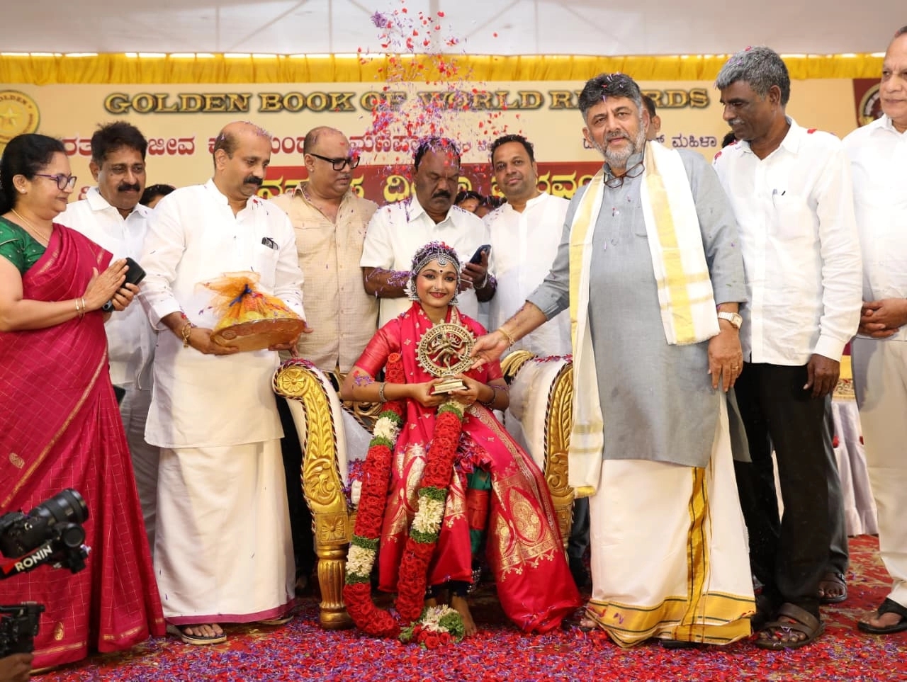 ಗೋಲ್ಡನ್ ಬುಕ್ ಆಫ್ ವರ್ಲ್ಡ್ ರೆಕಾರ್ಡ್ಸ್ ವಿಶ್ವದಾಖಲೆ ಬರೆದ ವಿದುಷಿ ದೀಕ್ಷಾ ಅವರಿಗೆ ಡಿಸಿಎಂ ಡಿಕೆ ಶಿವಕುಮಾರ್ ಅವರಿಂದ ಸನ್ಮಾನ - News Karnataka
