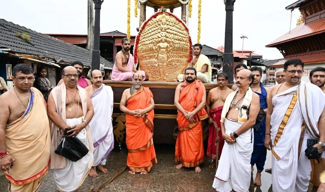 ಪುತ್ತಿಗೆ ಶ್ರೀಗಳ ಜನ್ಮನಕ್ಷತ್ರದ ಪ್ರಯುಕ್ತ ಉಡುಪಿ ಶ್ರೀಕೃಷ್ಣನಿಗೆ ಸುವರ್ಣ ಪ್ರಭಾವಳಿ ಅರ್ಪಣೆ - News Karnataka
