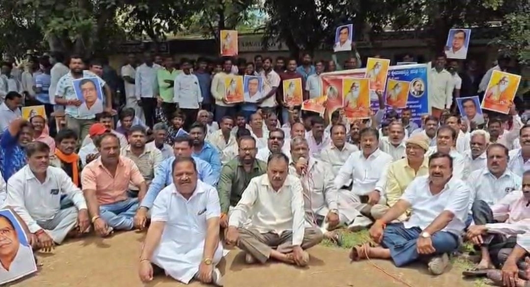 ಕೆ.ಎನ್.ರಾಜಣ್ಣರನ್ನು ಸಚಿವ ಸಂಪುಟಕ್ಕೆ ಮರು ಸೇರ್ಪಡೆ ಮಾಡುವಂತೆ ಆಗ್ರಹಿಸಿ ಪ್ರತಿಭಟನೆ - News Karnataka