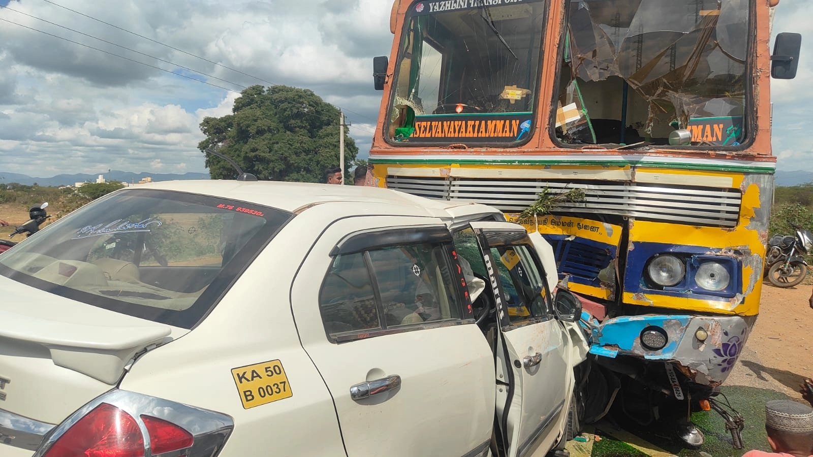 ಲಾರಿ,ಕಾರು, ಬೈಕ್ ನಡುವೆ ಭೀಕರ ಅಪಘಾತ- ಓರ್ವ ಬಾಲಕ ಸಾವು, ಮೂವರ ಸ್ಥಿತಿ ಚಿಂತಾಜನಕ - News Karnataka