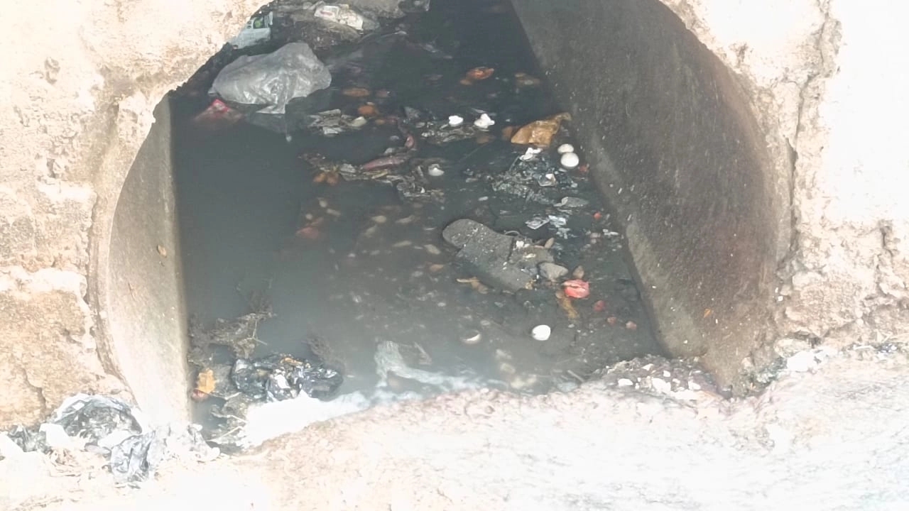 ಕೊಳಚೆ ಚರಂಡಿ ನೀರಿನ ದುರ್ವಾಸನೆಗೆ ಬೇಸತ್ತ ಕುಟುಂಬಗಳು, ಮನೆ ತೊರೆಯಲು ನಿರ್ಧಾರ! - News Karnataka