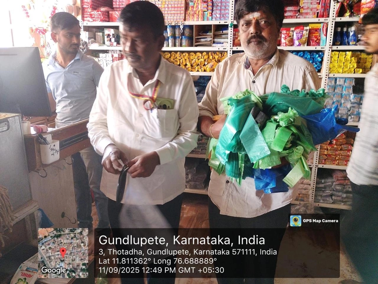 ಅಂಗಡಿಗಳ ಮೇಲೆ ಪುರಸಭಾ ಅಧಿಕಾರಿಗಳ ದಾಳಿ : 55 ಕೆಜಿ ಪ್ಲಾಸ್ಟಿಕ್ ಕವರ್ ವಶ - News Karnataka