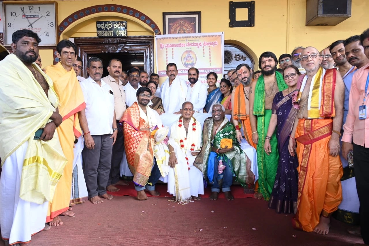 ಕೊಲ್ಲೂರು ಶ್ರೀ ಮೂಕಾಂಬಿಕಾ ದೇವಿಗೆ 4 ಕೋಟಿ ರೂ. ಮೌಲ್ಯದ ವಜ್ರ ಖಚಿತ ಕಿರೀಟ ಸಮರ್ಪಿಸಿದ ಸಂಗೀತ ಮಾಂತ್ರಿಕ ಇಳಯರಾಜ - News Karnataka