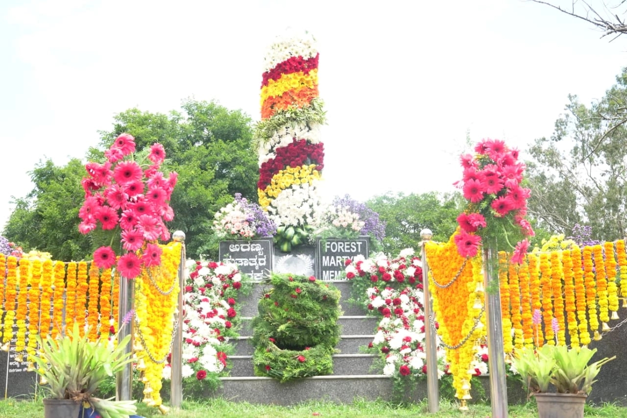 ಬಂಡೀಪುರದಲ್ಲಿ ಅರಣ್ಯ ಹುತಾತ್ಮರ ದಿನ ಆಚರಣೆ : ಪುಷ್ಪಗುಚ್ಛವಿರಿಸಿ ಗೌರವ ಸಮರ್ಪಣೆ - News Karnataka