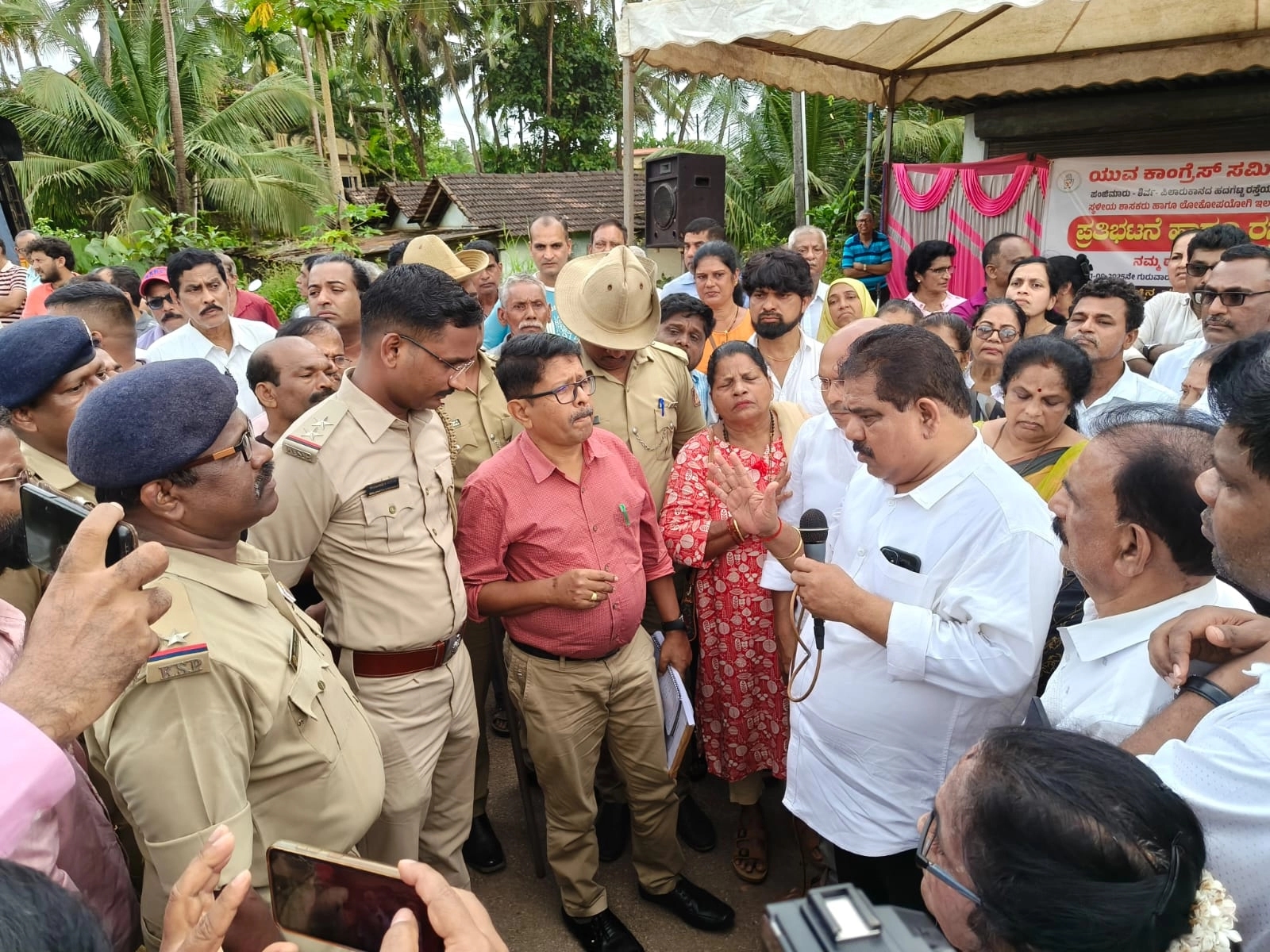 ಪಂಜಿಮಾರು- ಶಿರ್ವ-ಪಿಲಾರುಕಾನ ರಸ್ತೆಯ ದುರಸ್ತಿಗೆ ಆಗ್ರಹಿಸಿ ಯುವ ಕಾಂಗ್ರೆಸ್ ಸಮಿತಿ ಶಿರ್ವ ವತಿಯಿಂದ ಪ್ರತಿಭಟನೆ - News Karnataka