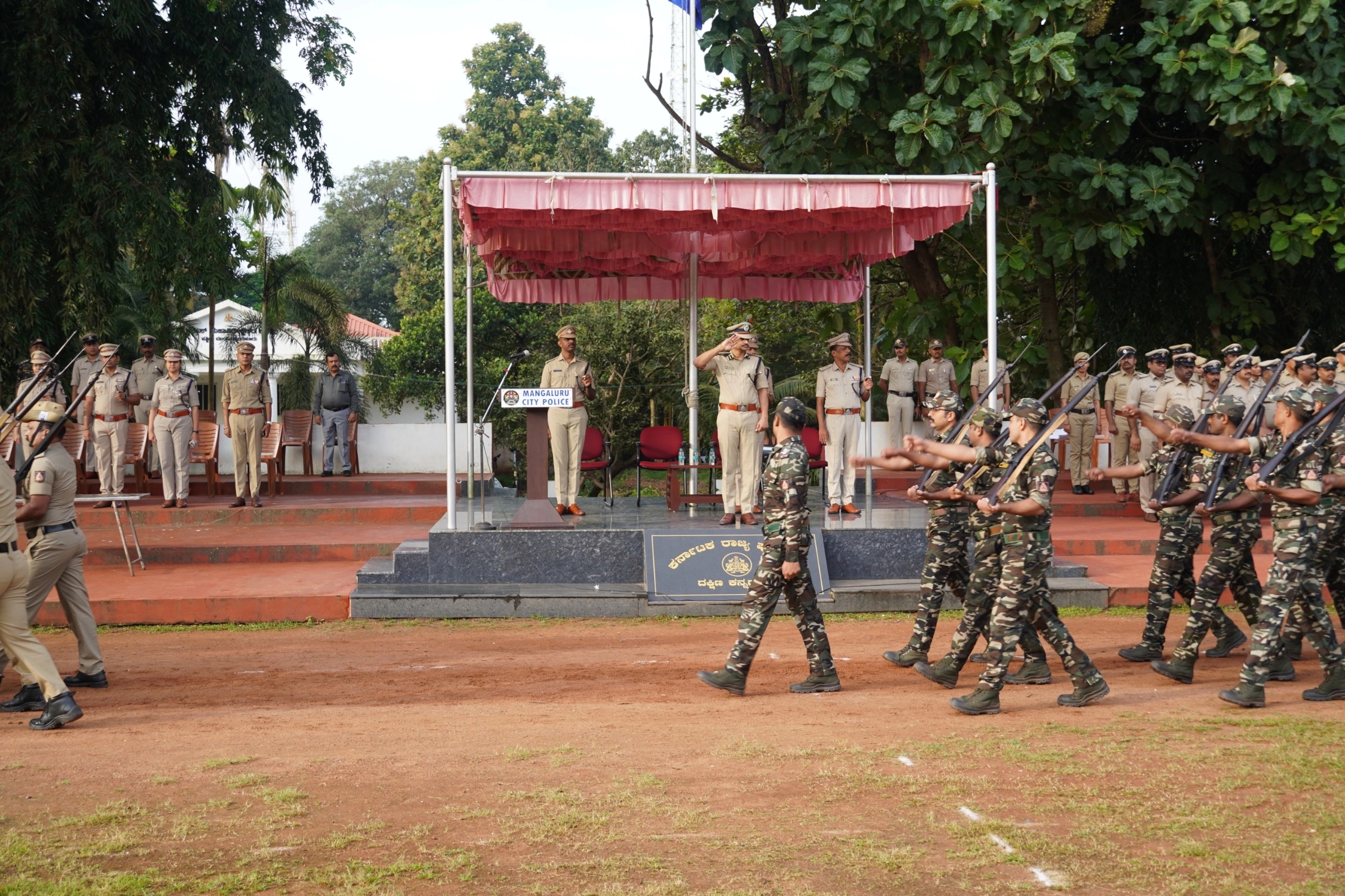 ಮಂಗಳೂರು: ಉತ್ತಮ ಕರ್ತವ್ಯ ನಿರ್ವಹಿಸಿದ ಪೊಲೀಸ್ ಅಧಿಕಾರಿ, ಸಿಬ್ಬಂದಿಗೆ ಗೌರವಾರ್ಪಣೆ ಕಾರ್ಯಕ್ರಮ - News Karnataka