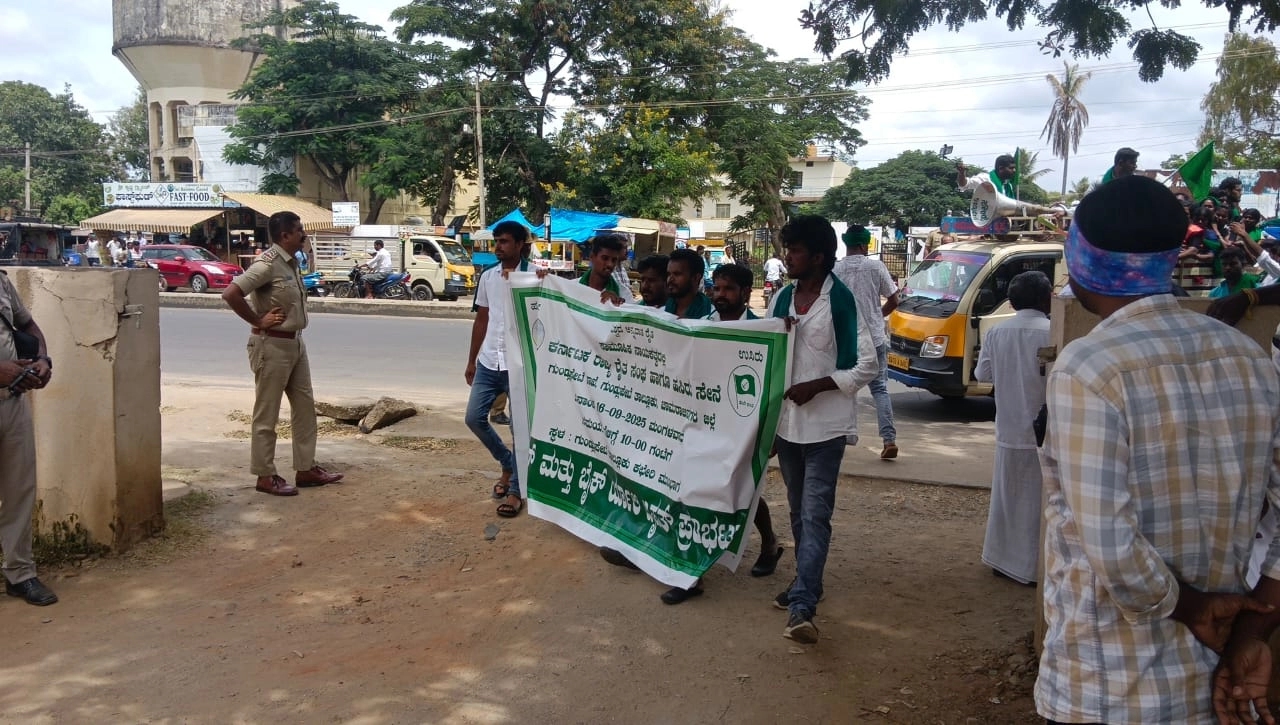 ವಿವಿಧ ಬೇಡಿಕೆಗಳ ಈಡೇರಿಕೆಗೆ ರೈತ ಸಂಘ ಒತ್ತಾಯ : ಪಟ್ಟಣದಲ್ಲಿ ಬೃಹತ್ ಟ್ರಾಕ್ಟರ್ ರ್ಯಾಲಿ - News Karnataka