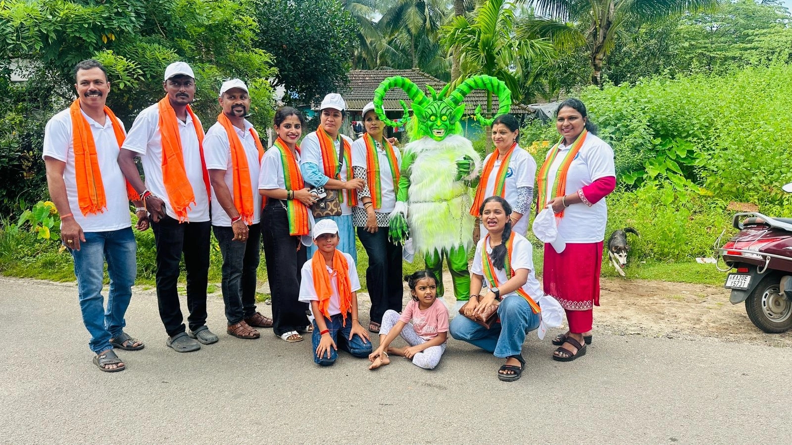 ಬಡಕುಟುಂಬಕ್ಕೆ ಆಸರೆಯಾದ ಸುಷ್ಮಾ ಬಂಟ್ವಾಳ; ವೇಷಧರಿಸಿ ಸಂಗ್ರಹಿಸಿದ 2,50,764 ಮೊತ್ತ ಹಸ್ತಾಂತರ! - News Karnataka
