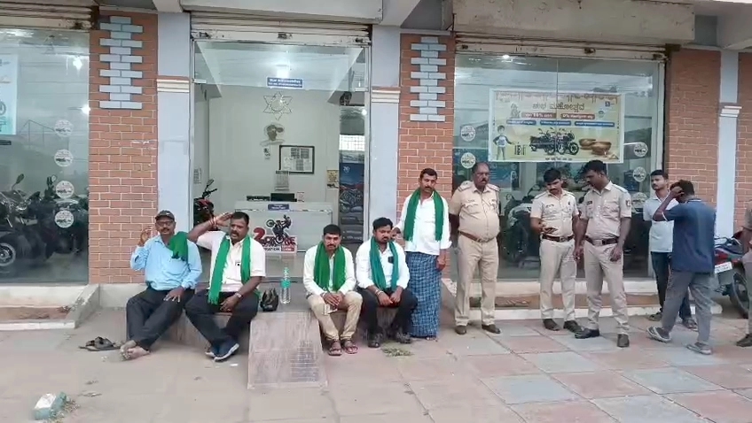 ಮೂರು ವರ್ಷ ಕಳೆದರೂ ಆರ್ ಸಿ ಕಾರ್ಡ್ ನೀಡದ ಬಜಾಜ್ ಶೋರೂಂ, ರೈತ ಸಂಘದಿಂದ ದಿಢೀರ್ ಪ್ರತಿಭಟನೆ! - News Karnataka