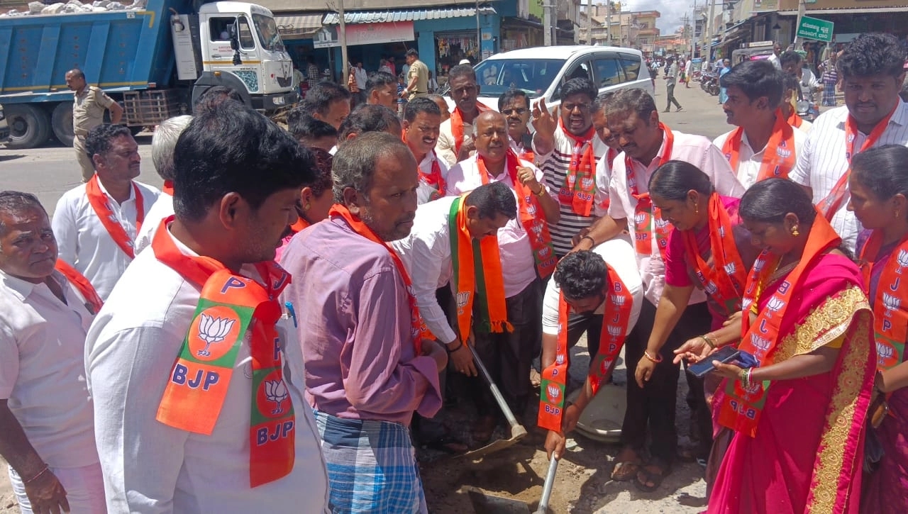 ಗುಂಡಿ ಮುಚ್ಚುವ ಮೂಲಕ ಬಿಜೆಪಿಯಿಂದ ವಿನೂತನ ಪ್ರತಿಭಟನೆ : ಸರ್ಕಾರದ ವಿರುದ್ಧ ಆಕ್ರೋಶ - News Karnataka