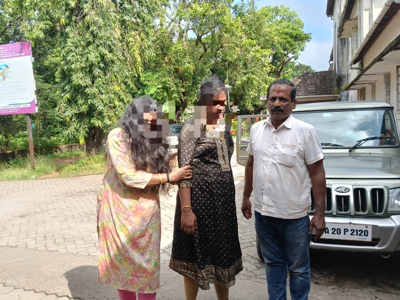 ದೇವಸ್ಥಾನದಲ್ಲಿ ಸರಗಳ್ಳತನ -ಕಳ್ಳಿಯರನ್ನು ರೆಡ್ ಹ್ಯಾಂಡ್ ಆಗಿ ಹಿಡಿದು ಪೊಲೀಸರಿಗೆ ಒಪ್ಪಿಸಿದ ಸಾರ್ವಜನಿಕರು - News Karnataka