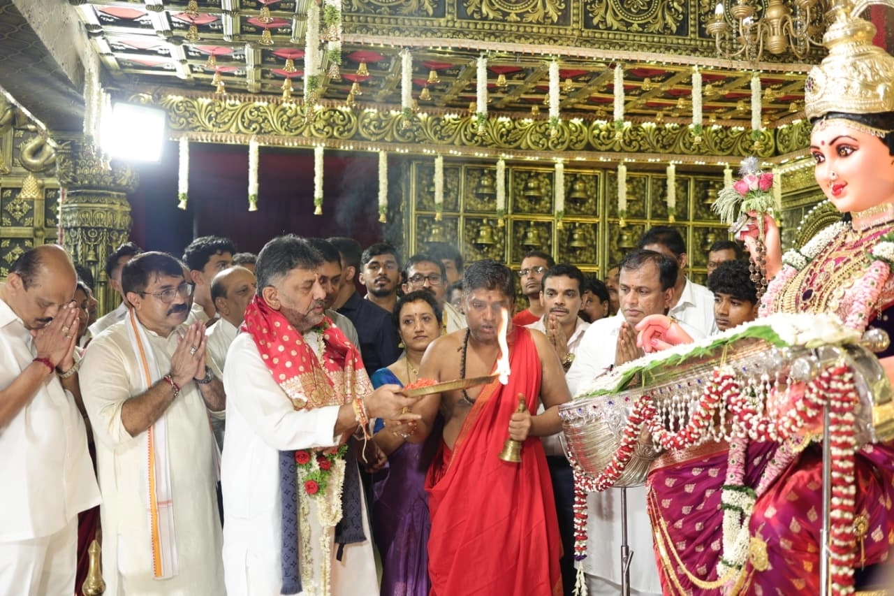 ಕುದ್ರೋಳಿ ಶ್ರೀ ಗೋಕರ್ಣನಾಥ ಕ್ಷೇತ್ರಕ್ಕೆ ಉಪಮುಖ್ಯಮಂತ್ರಿ ಭೇಟಿ, ಮಂಗಳೂರು ದಸರಾ ವೈಭವಕ್ಕೆ ಮೆಚ್ಚುಗೆ! - News Karnataka