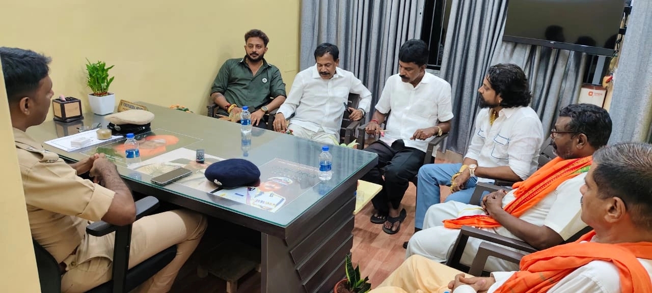 ಟ್ಯಾಬೋ ಮೈಕ್ ಆಫ್, ನಡುರಾತ್ರಿ ಉಳ್ಳಾಲದಲ್ಲಿ ಕಿರಿಕ್, ಪೊಲೀಸರ ಜೊತೆ ಘರ್ಷಣೆಗಿಳಿದ ಸ್ಥಳೀಯರು, ಶಾರದೆಯನ್ನ ರಸ್ತೆಯಲ್ಲಿರಿಸಿ ಪ್ರತಿಭಟನೆ! - News Karnataka